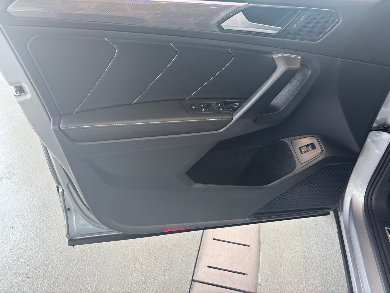 Volkswagen Tiguan Comfortline R-Line Black Edition SIMILICUIR TOIT 2023 A PARTIR DE 4.39%