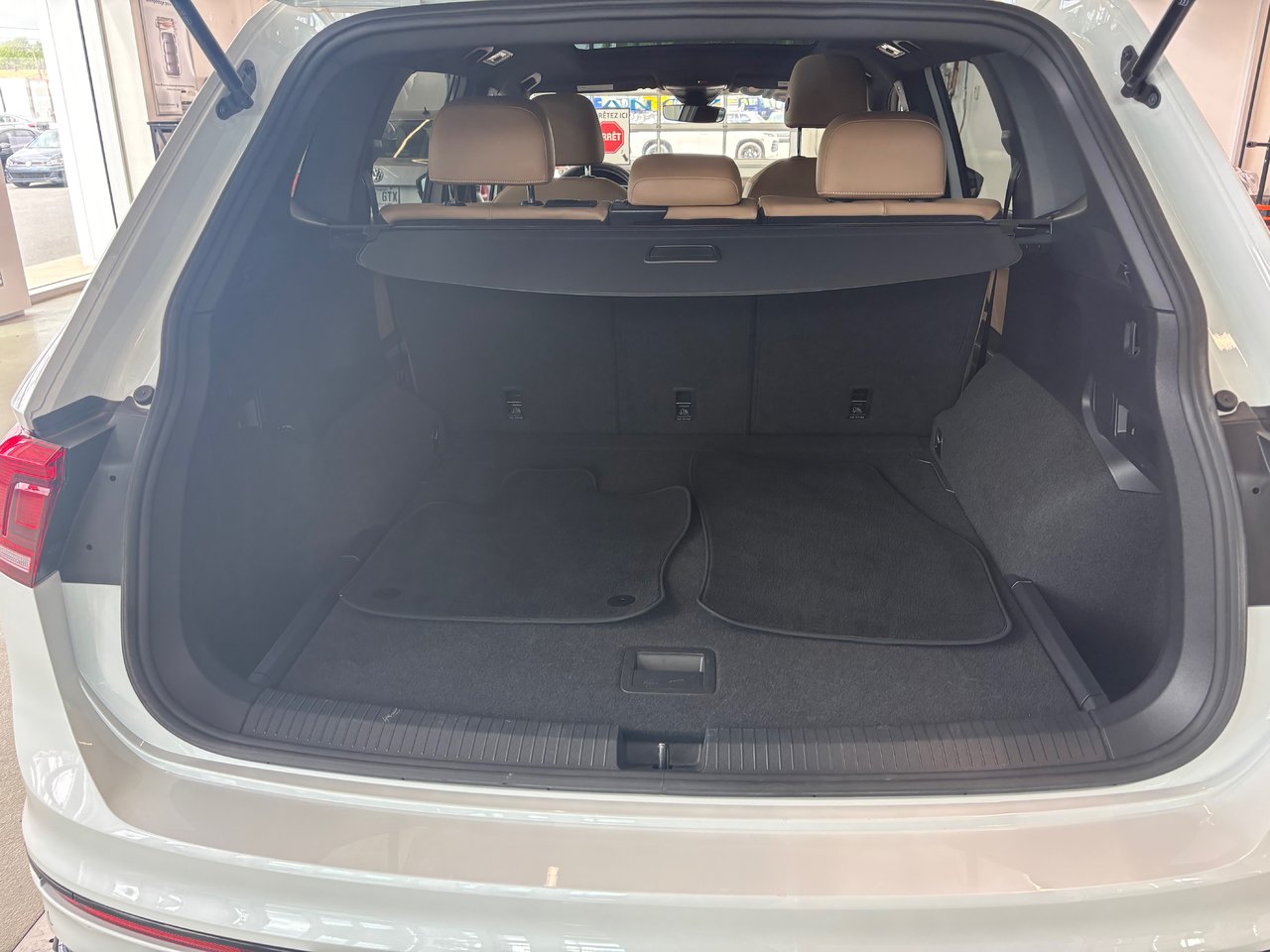 Volkswagen Tiguan Comfortline R-Line Black Edition TOIT PANO 2023 A PARTIR DE 4.39%