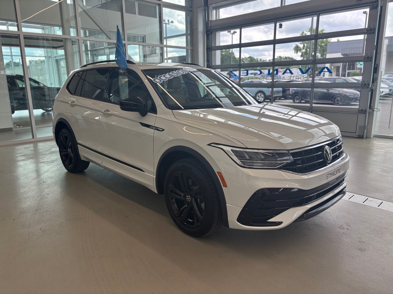 Volkswagen Tiguan Comfortline R-Line Black Edition TOIT PANO 2023 A PARTIR DE 4.39%