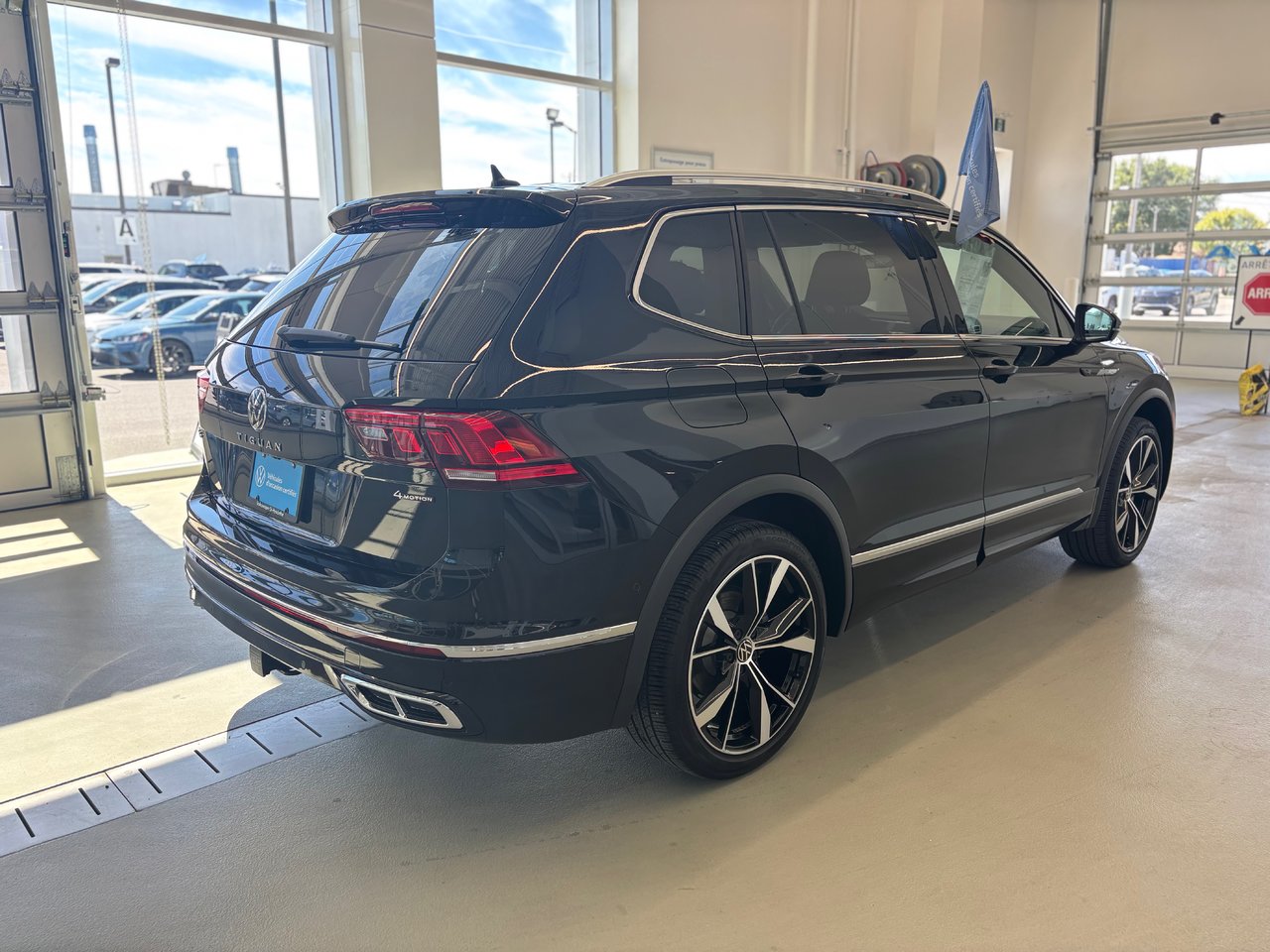 Volkswagen Tiguan Highline R-Line CUIR TOIT PANO NAVIGATION 2023 JAMAIS ACCIDENTÉ