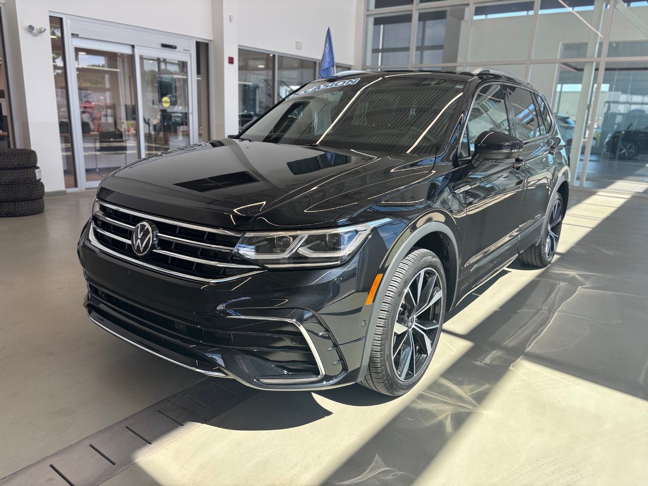 Volkswagen Tiguan Highline R-Line CUIR TOIT PANO NAVIGATION 2023 JAMAIS ACCIDENTÉ