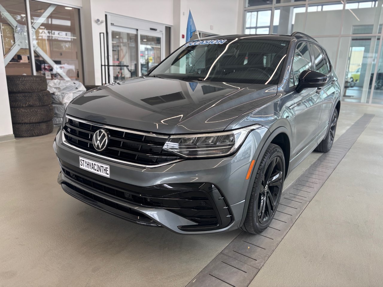 Volkswagen Tiguan Comfortline R-Line Black Edition TOIT PANO 2023 JAMAIS ACCIDENTÉ