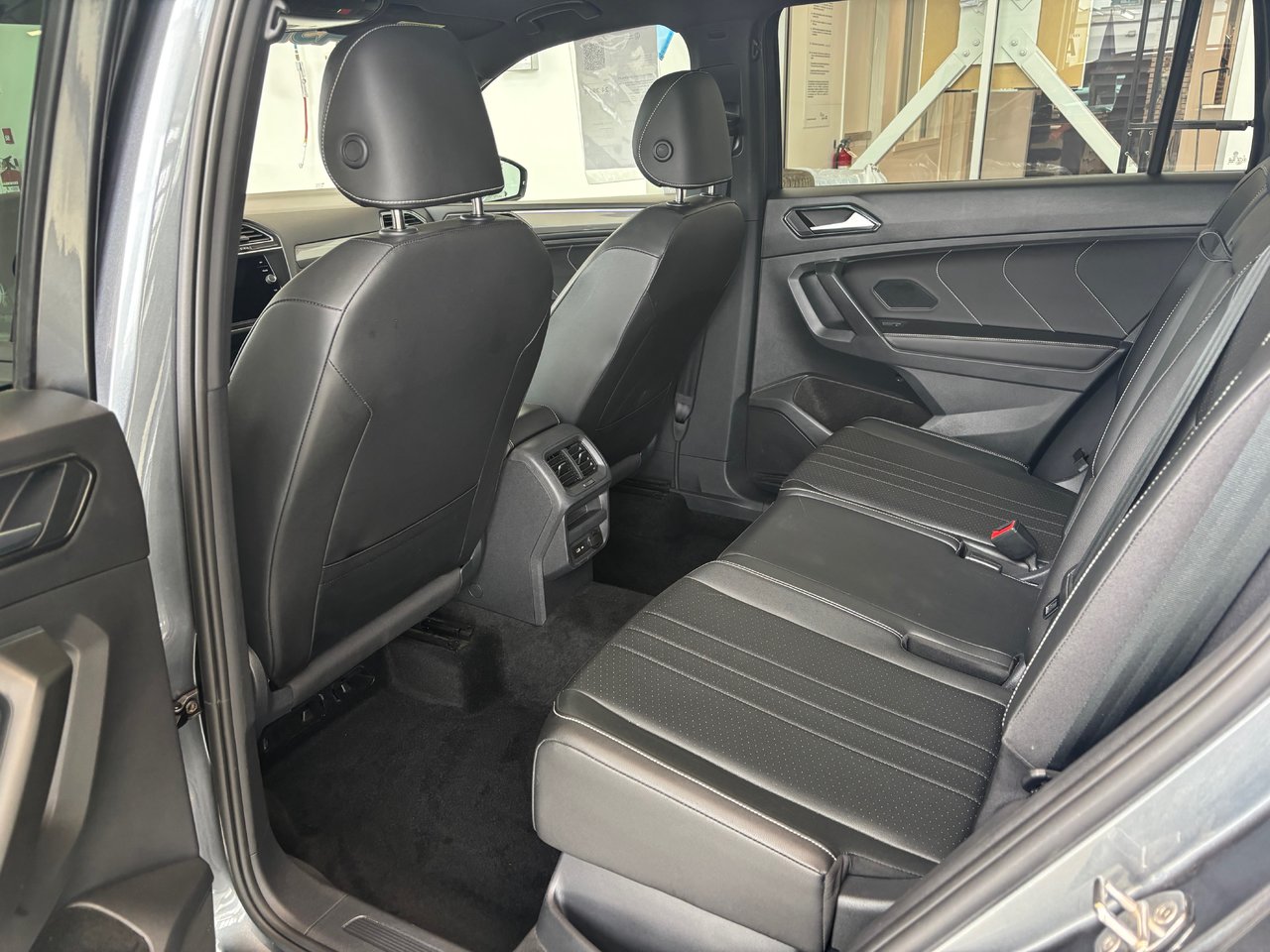 Volkswagen Tiguan Comfortline R-Line Black Edition TOIT PANO 2023 JAMAIS ACCIDENTÉ