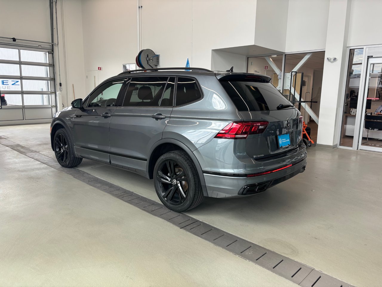 Volkswagen Tiguan Comfortline R-Line Black Edition TOIT PANO 2023 JAMAIS ACCIDENTÉ