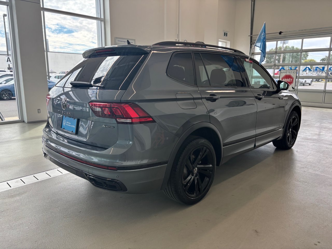 Volkswagen Tiguan Comfortline R-Line Black Edition TOIT PANO 2023 JAMAIS ACCIDENTÉ