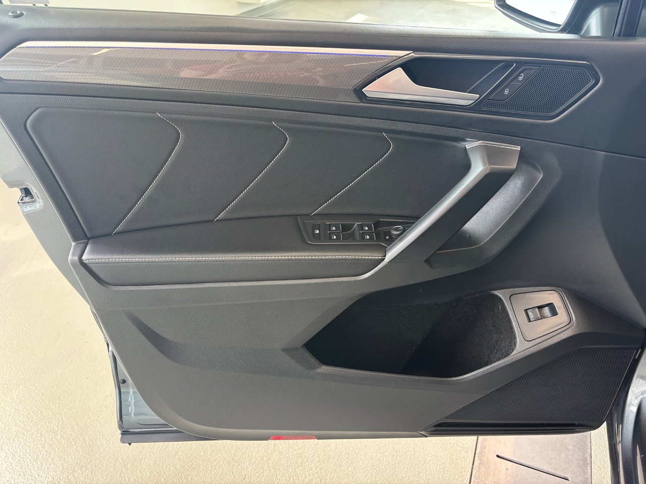 Volkswagen Tiguan Comfortline R-Line Black Edition TOIT PANO 2023 JAMAIS ACCIDENTÉ