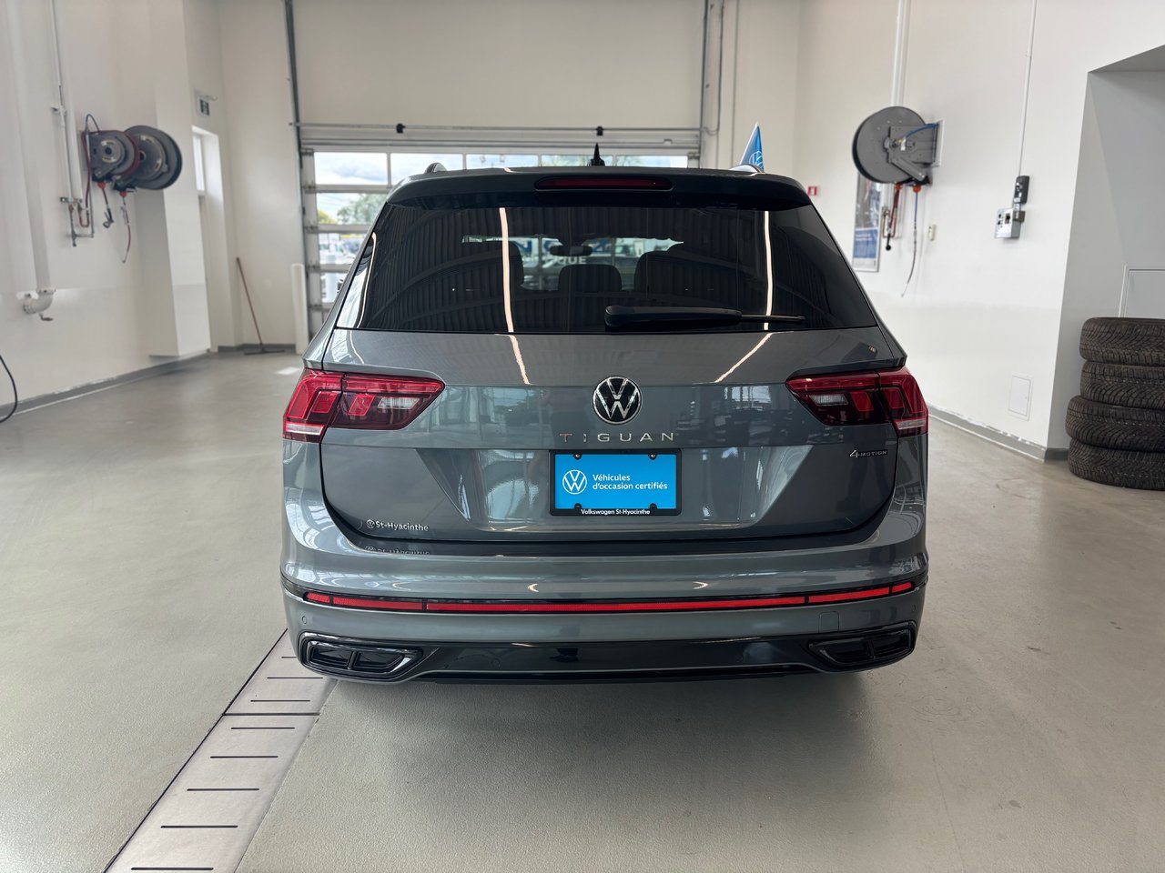 Volkswagen Tiguan Comfortline R-Line Black Edition TOIT PANO 2023 JAMAIS ACCIDENTÉ
