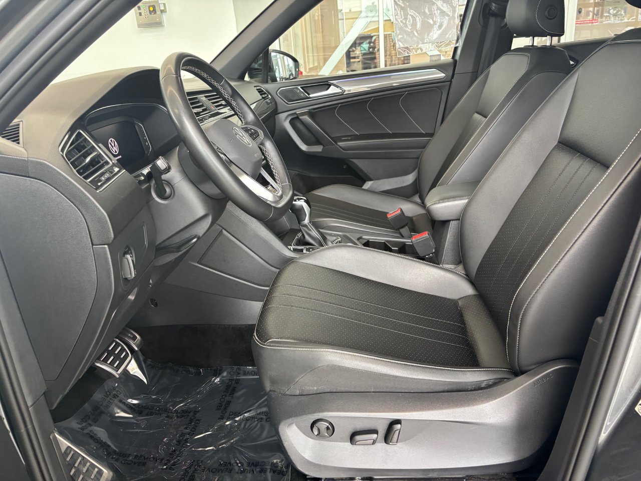 Volkswagen Tiguan Comfortline R-Line Black Edition TOIT PANO 2023 JAMAIS ACCIDENTÉ