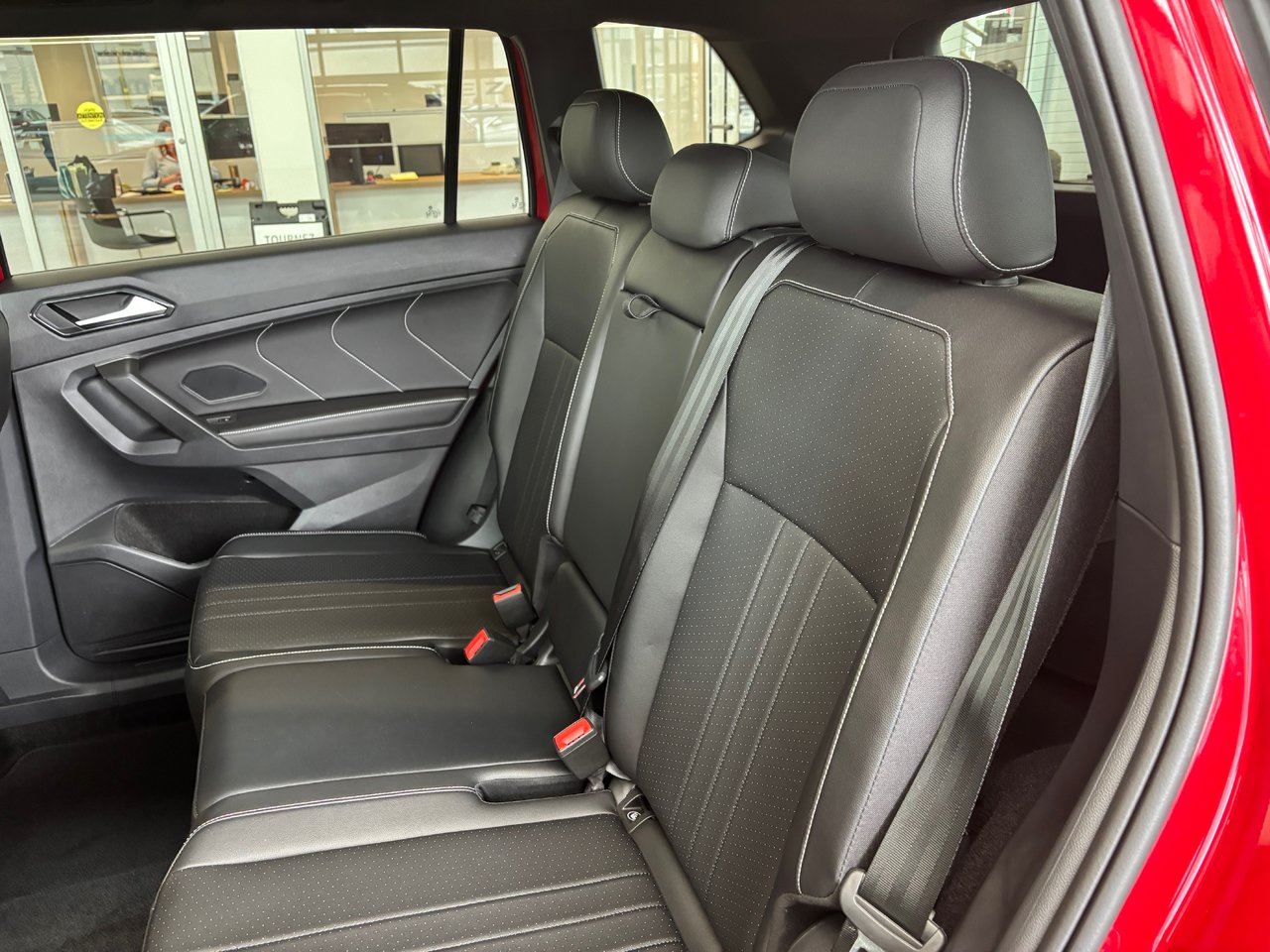 Volkswagen Tiguan COMFORTLINE R-LINE ÉDITION NOIRE 2024 PRESQUE NEUF AU PRIX D'UN USAGÉ