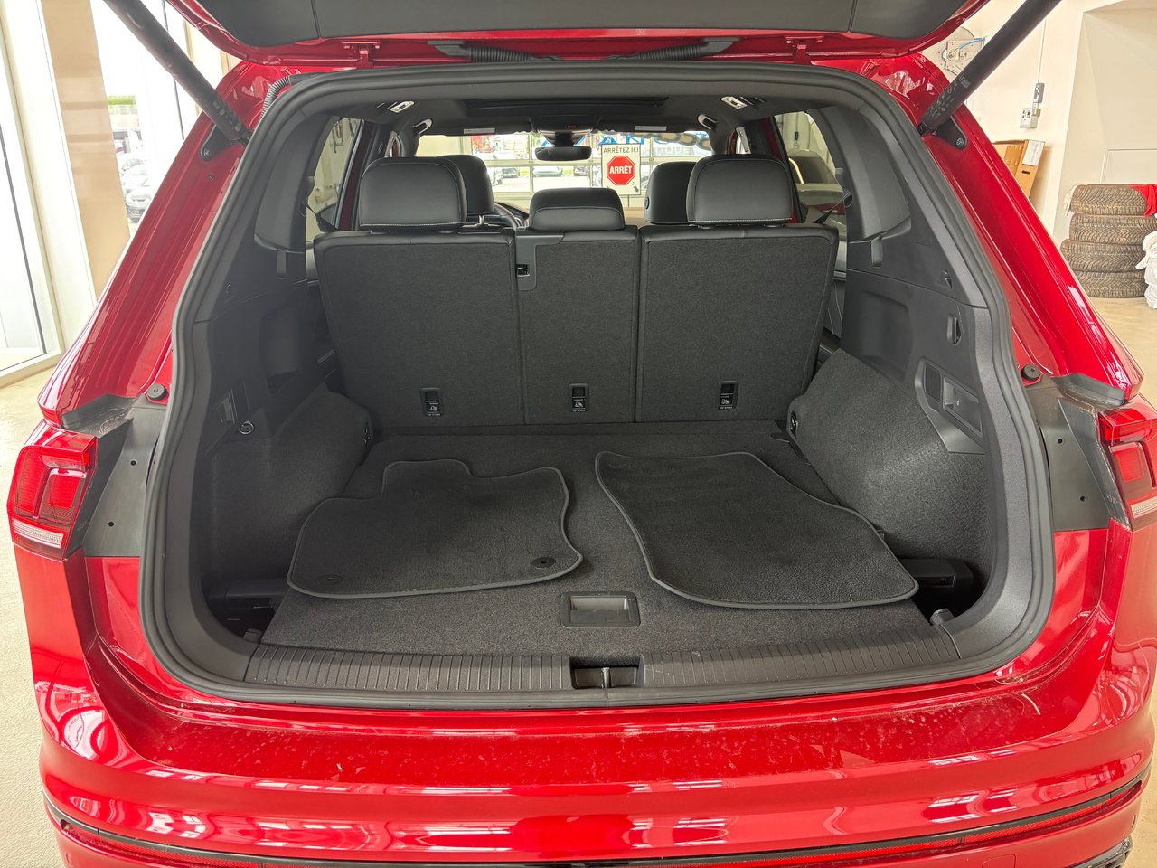 Volkswagen Tiguan COMFORTLINE R-LINE ÉDITION NOIRE 2024 PRESQUE NEUF AU PRIX D'UN USAGÉ