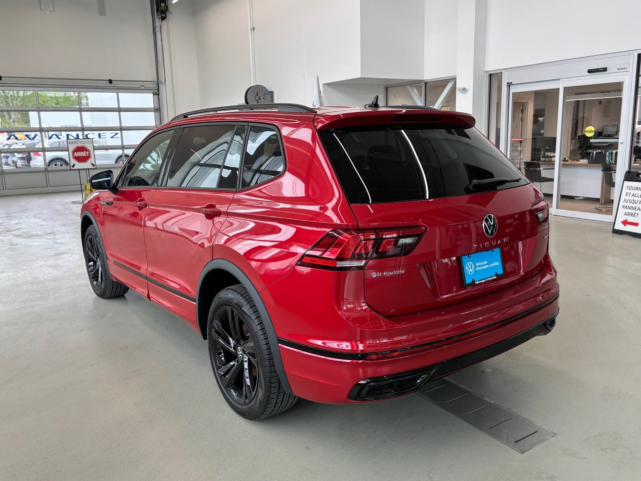 Volkswagen Tiguan COMFORTLINE R-LINE ÉDITION NOIRE 2024 PRESQUE NEUF AU PRIX D'UN USAGÉ