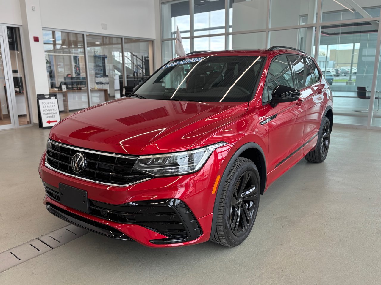 Volkswagen Tiguan COMFORTLINE R-LINE ÉDITION NOIRE 2024 PRESQUE NEUF AU PRIX D'UN USAGÉ
