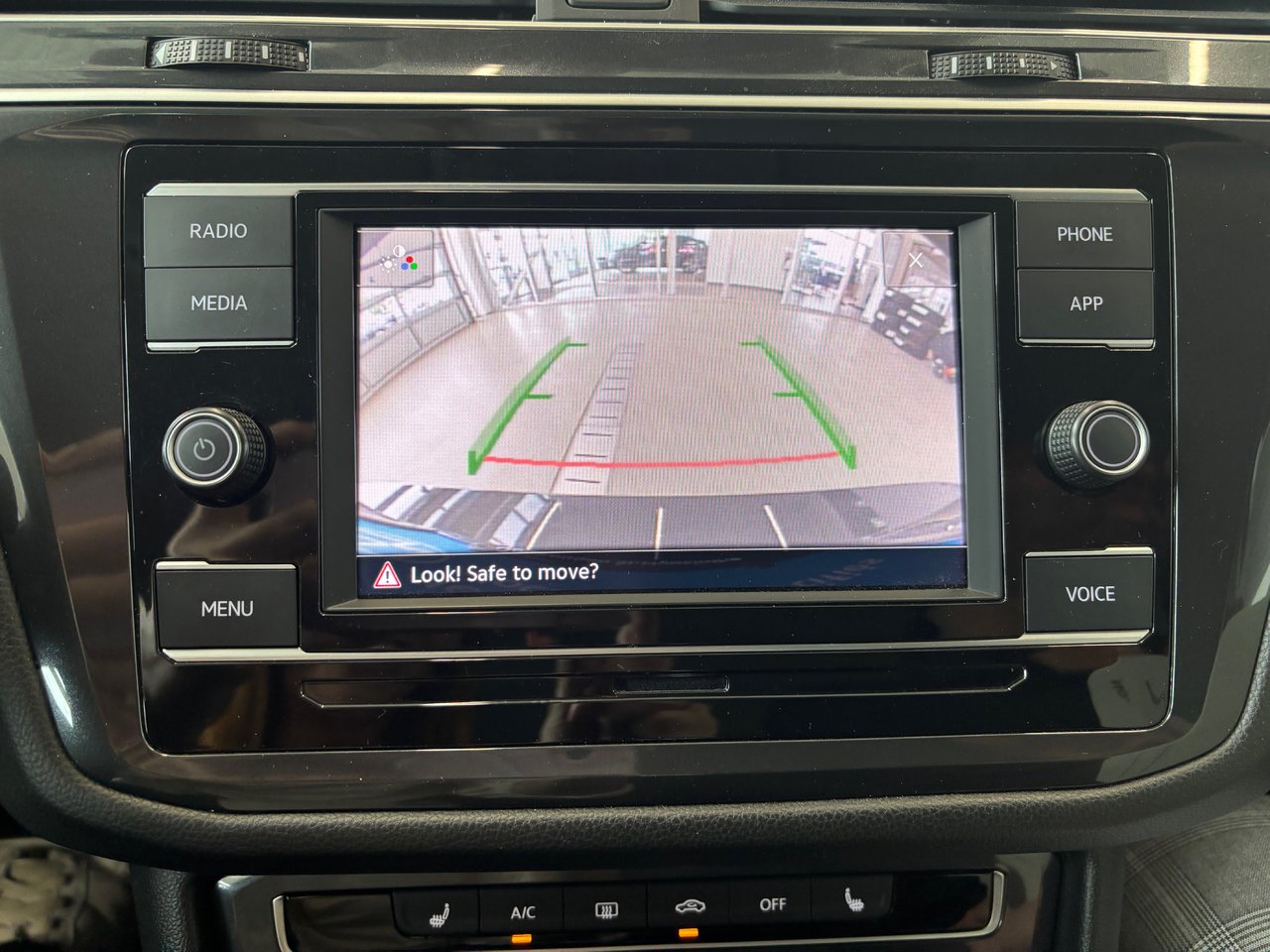 Volkswagen Tiguan Trendline 4MOTION CARPLAY SIÈGES CHAUFFANT 2024 A PARTIR DE 4.69%