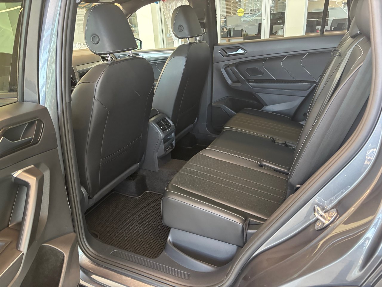 Volkswagen Tiguan Comfortline R-Line Black Edition TOIT PANO 2024 A PARTIR DE 4.39%