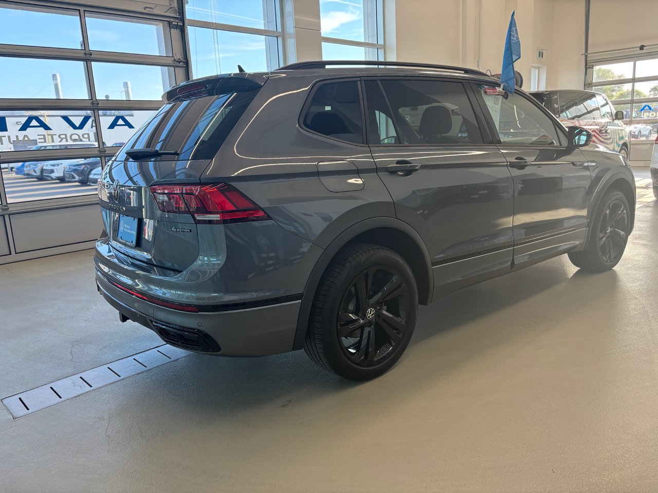 Volkswagen Tiguan Comfortline R-Line Black Edition TOIT PANO 2024 A PARTIR DE 4.39%