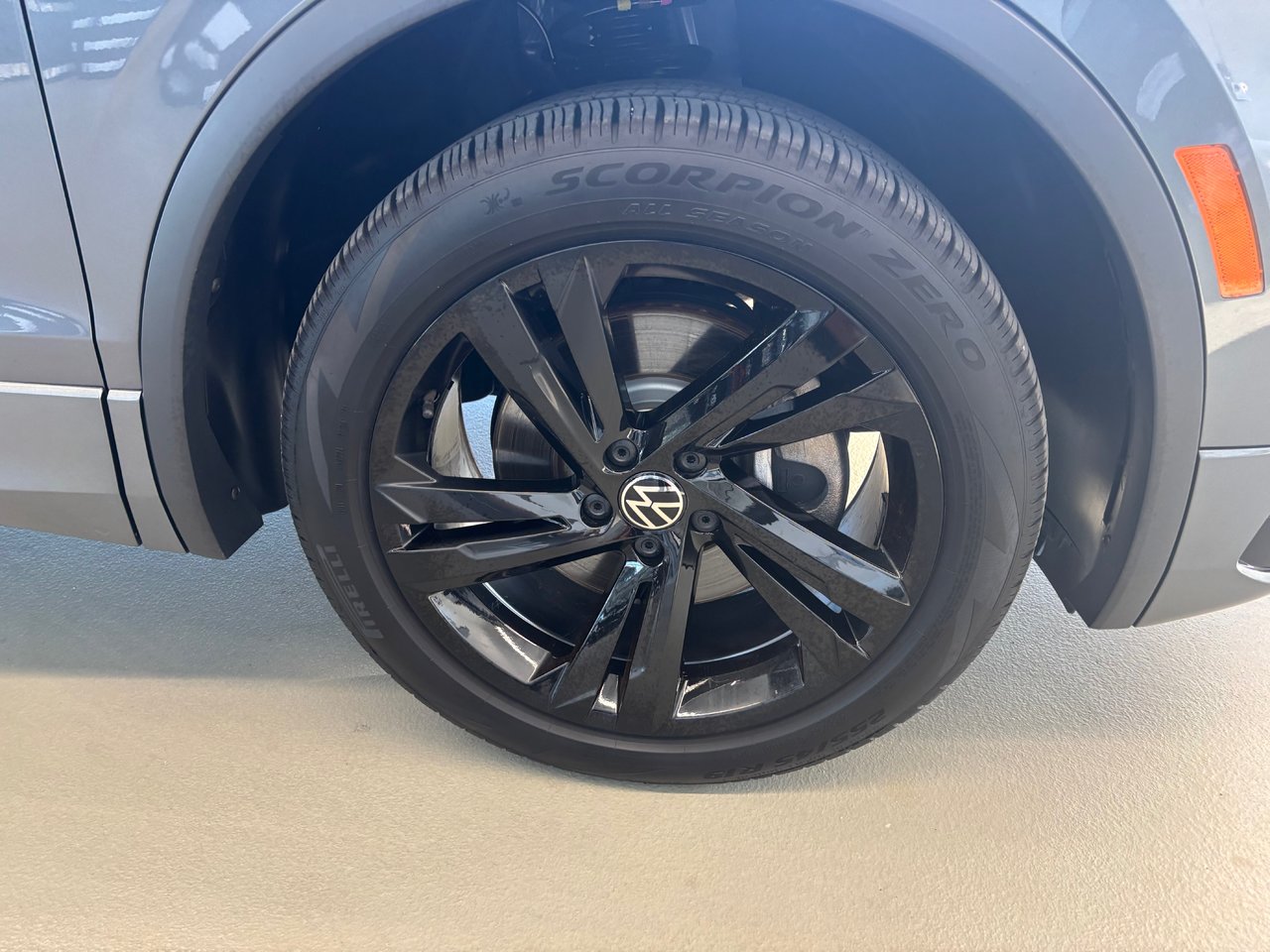 Volkswagen Tiguan Comfortline R-Line Black Edition TOIT PANO 2024 A PARTIR DE 4.39%