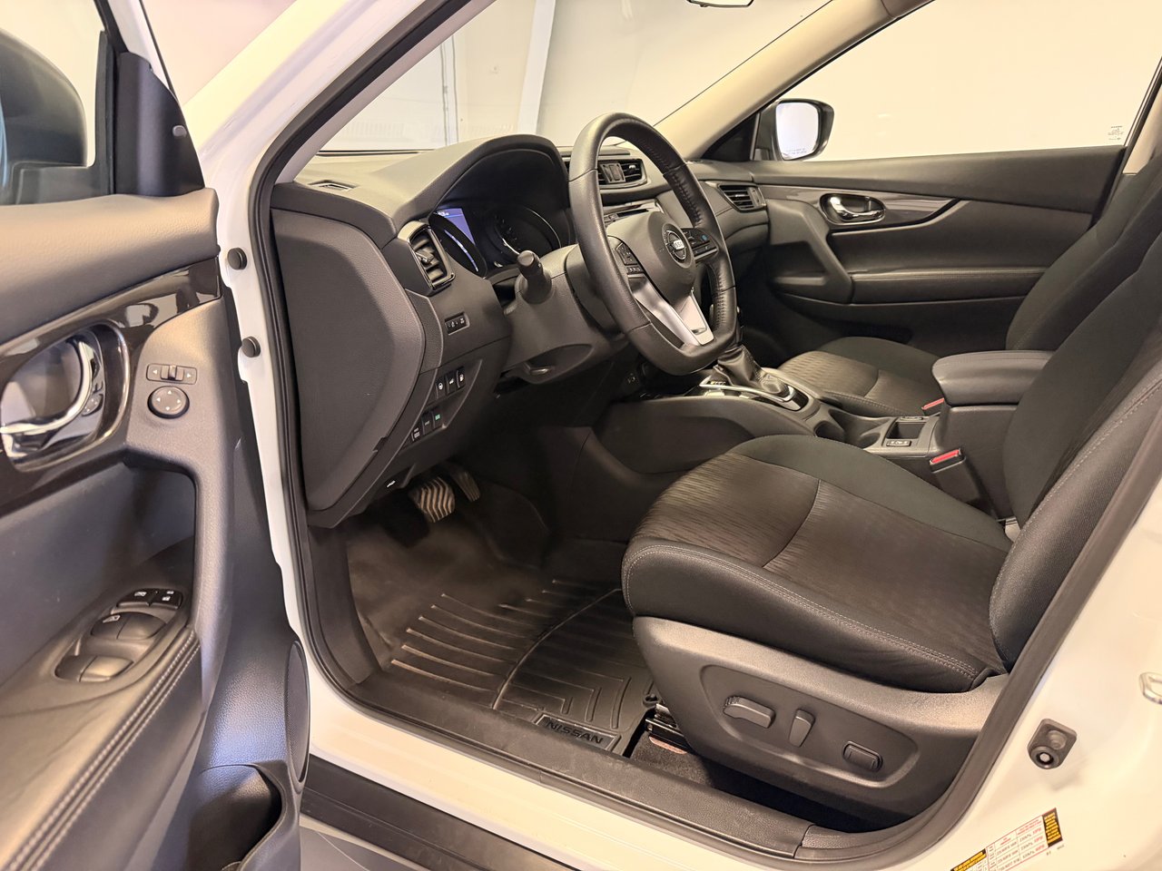 Nissan Rogue SV *BAS KILOMÉTRAGE + TRÈS BEAU VÉHICULE** 2019-18