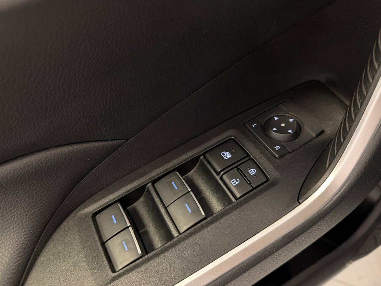 2023 Toyota RAV4 Hybrid XLE-33
