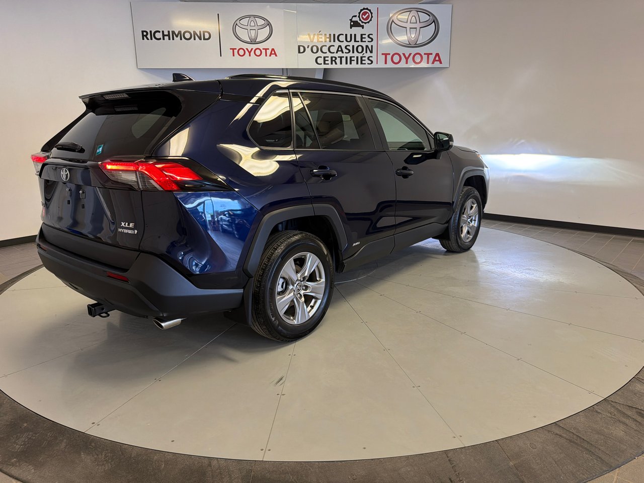 2023 Toyota RAV4 Hybrid XLE-8