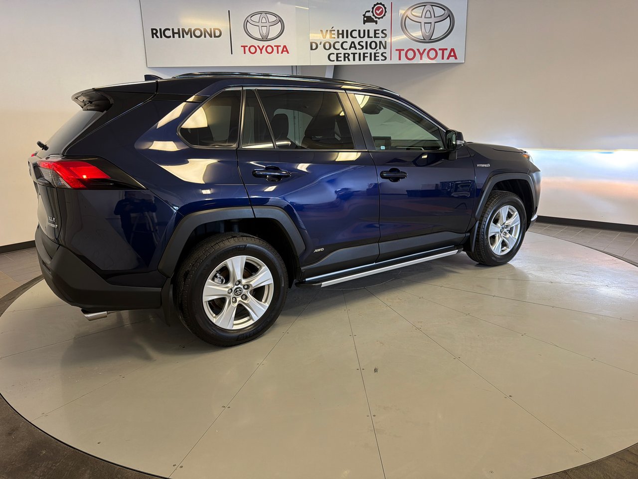 2019 Toyota RAV4 Hybrid XLE-8