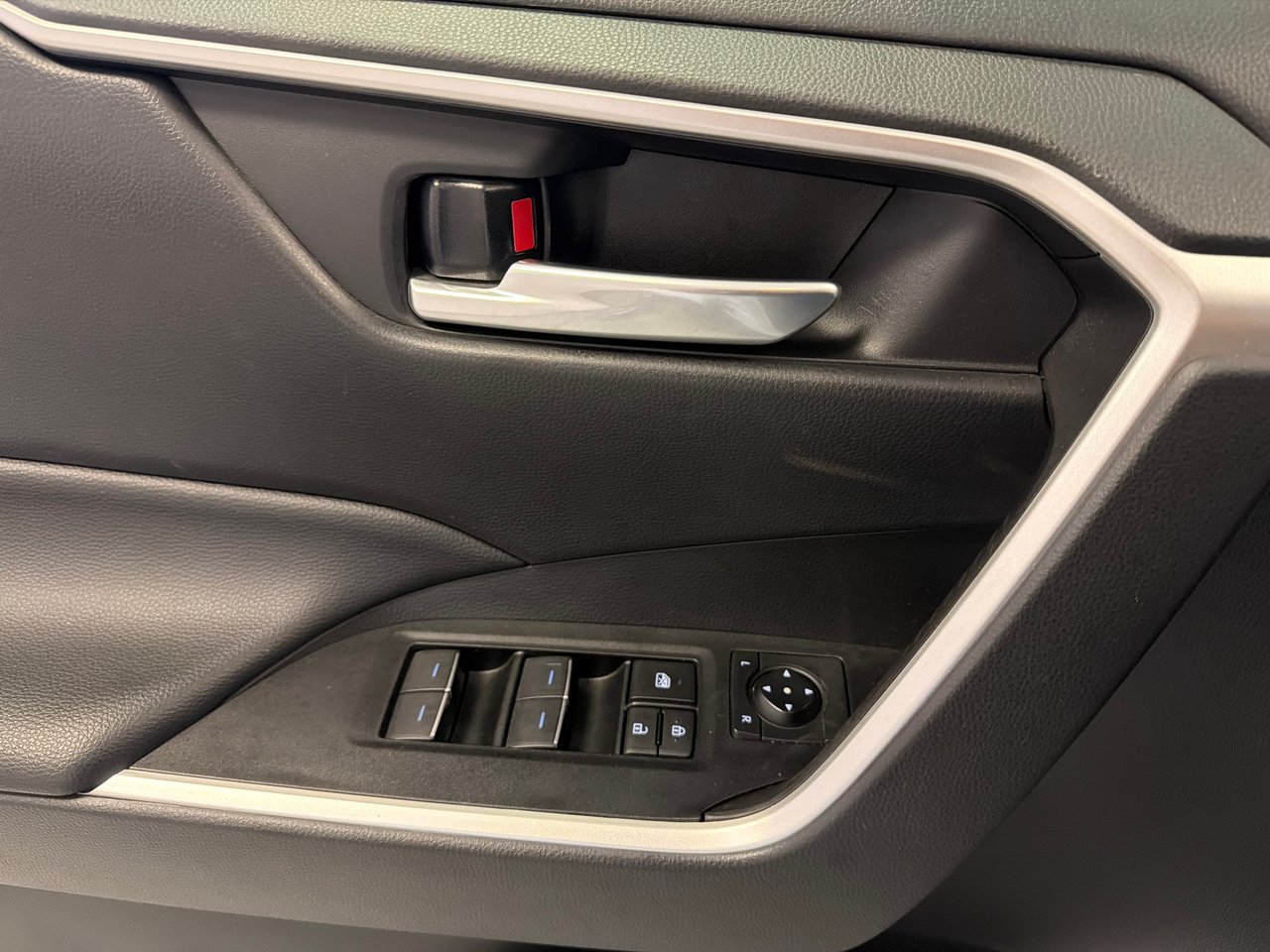 2023 Toyota RAV4 Hybrid XLE-32