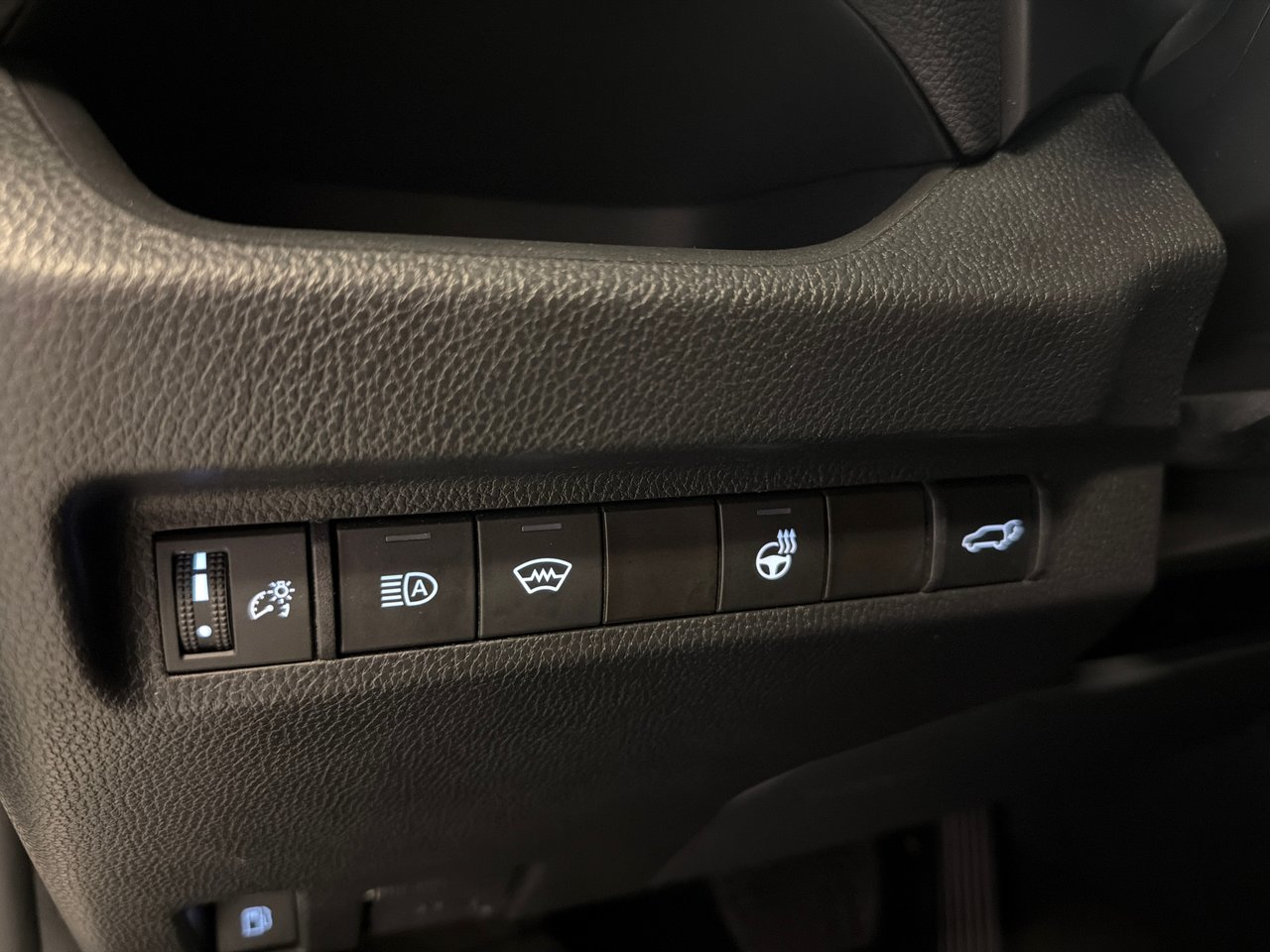 2023 Toyota RAV4 Hybrid XLE-31