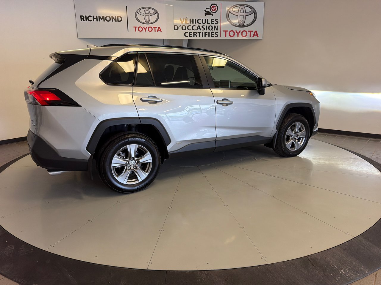 2024 Toyota RAV4 Hybrid XLE *TRÈS BAU VÉHICULE!*-9