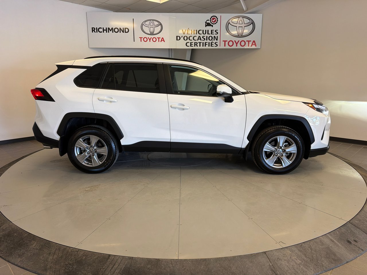 2025 Toyota RAV4 XLE *BAS KILOMÉTRAGE*-8