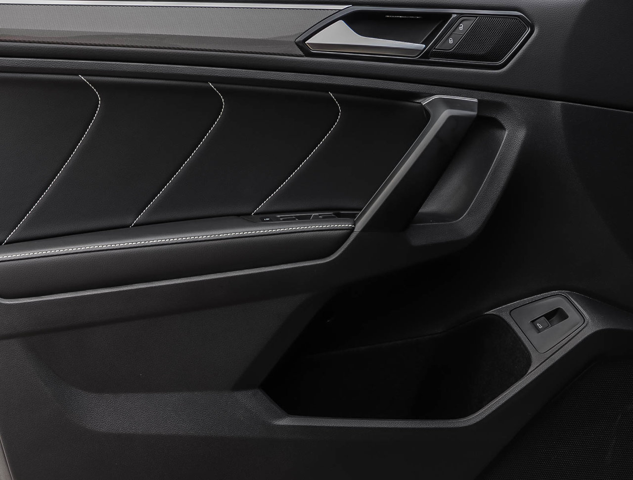 2024 Volkswagen Tiguan Comfortline R-Line Black