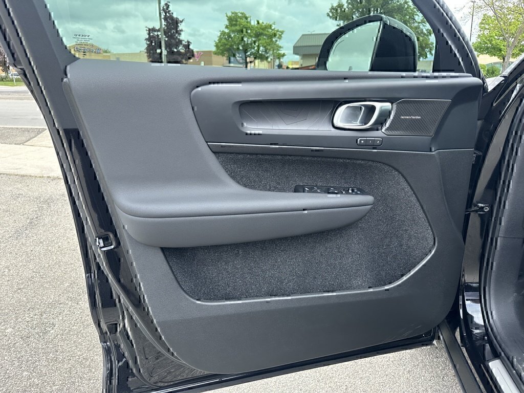 2025 Volvo EC40 Ultra-22