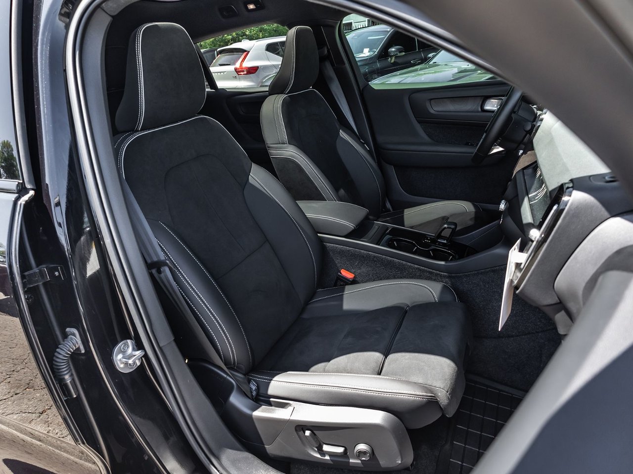 2025 Volvo EC40 Ultra-22