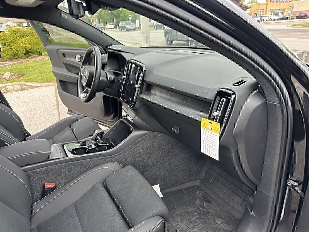 2025 Volvo EC40 Ultra-17