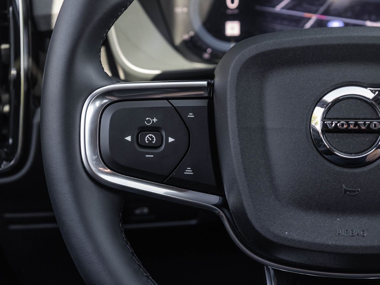 2025 Volvo EX40 Ultra-9