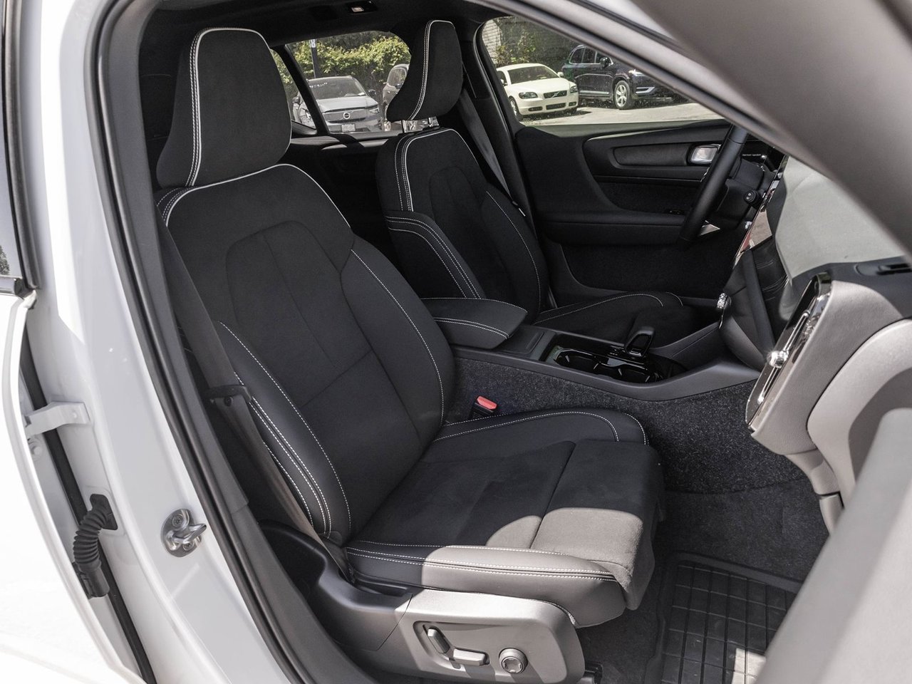 2025 Volvo EX40 Ultra-25