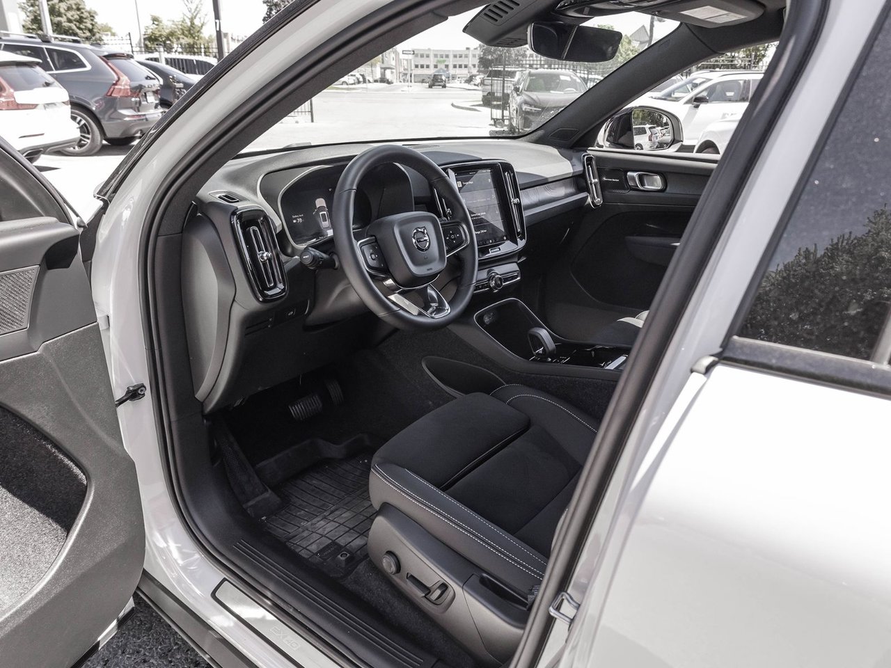 2025 Volvo EX40 Ultra-7