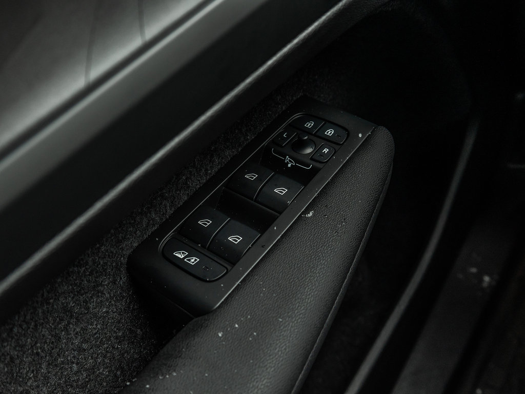 2025 Volvo EX40 Ultra-15