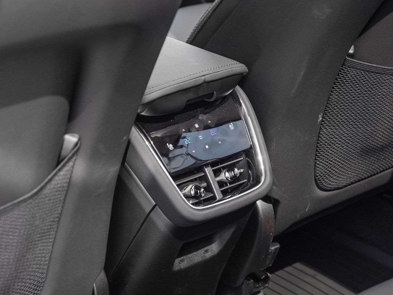 2025 Volvo EX90 Ultra-26