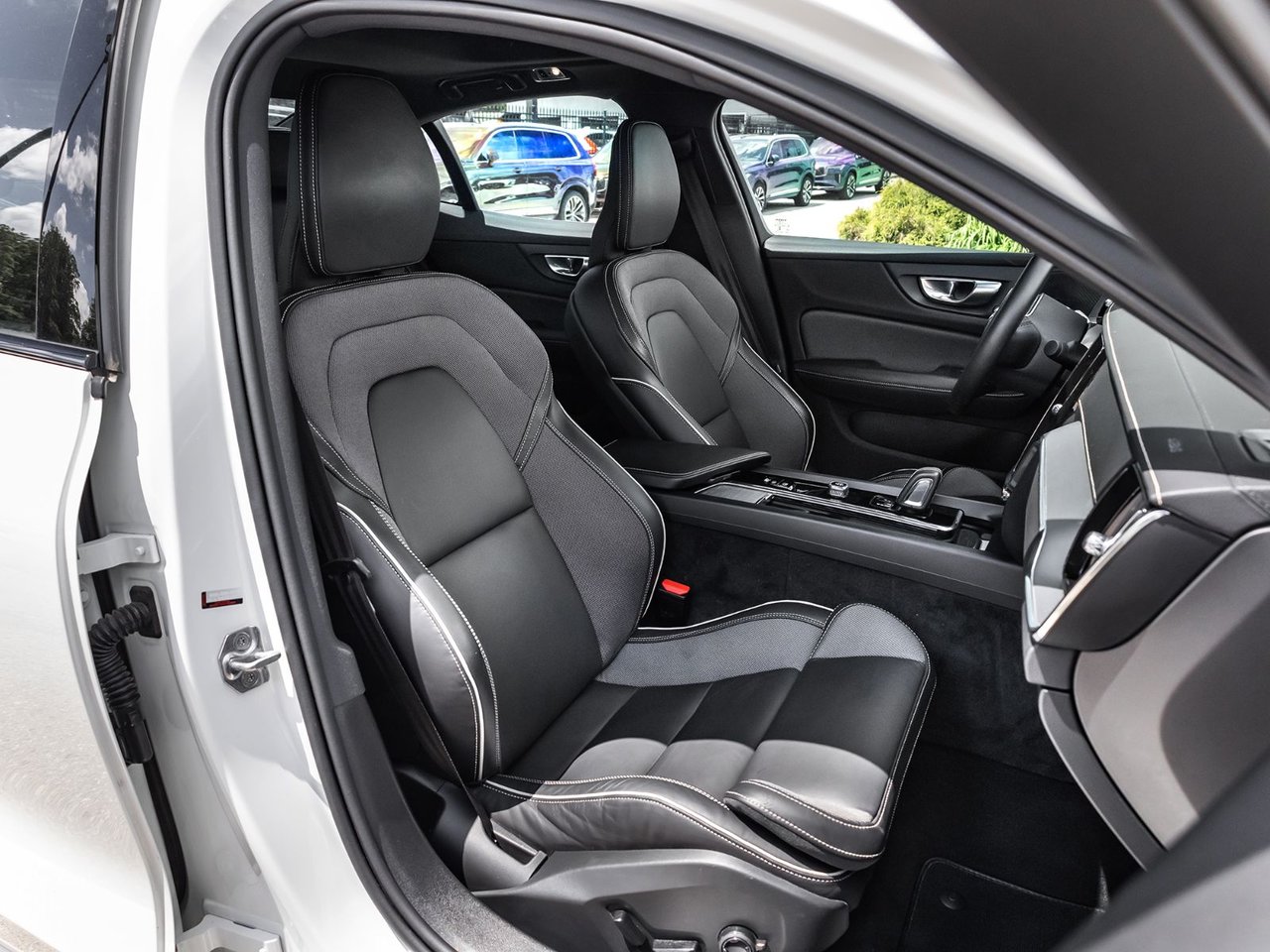 2022 Volvo S60 R-Design-25