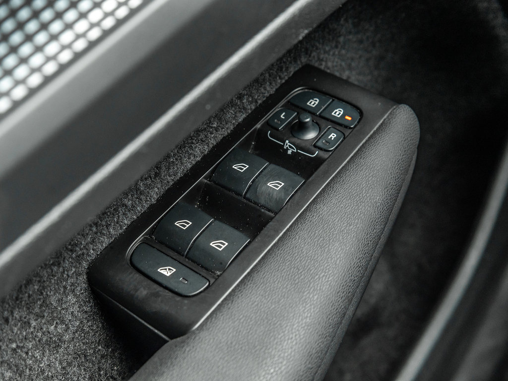 2022 Volvo XC40 R-Design-12