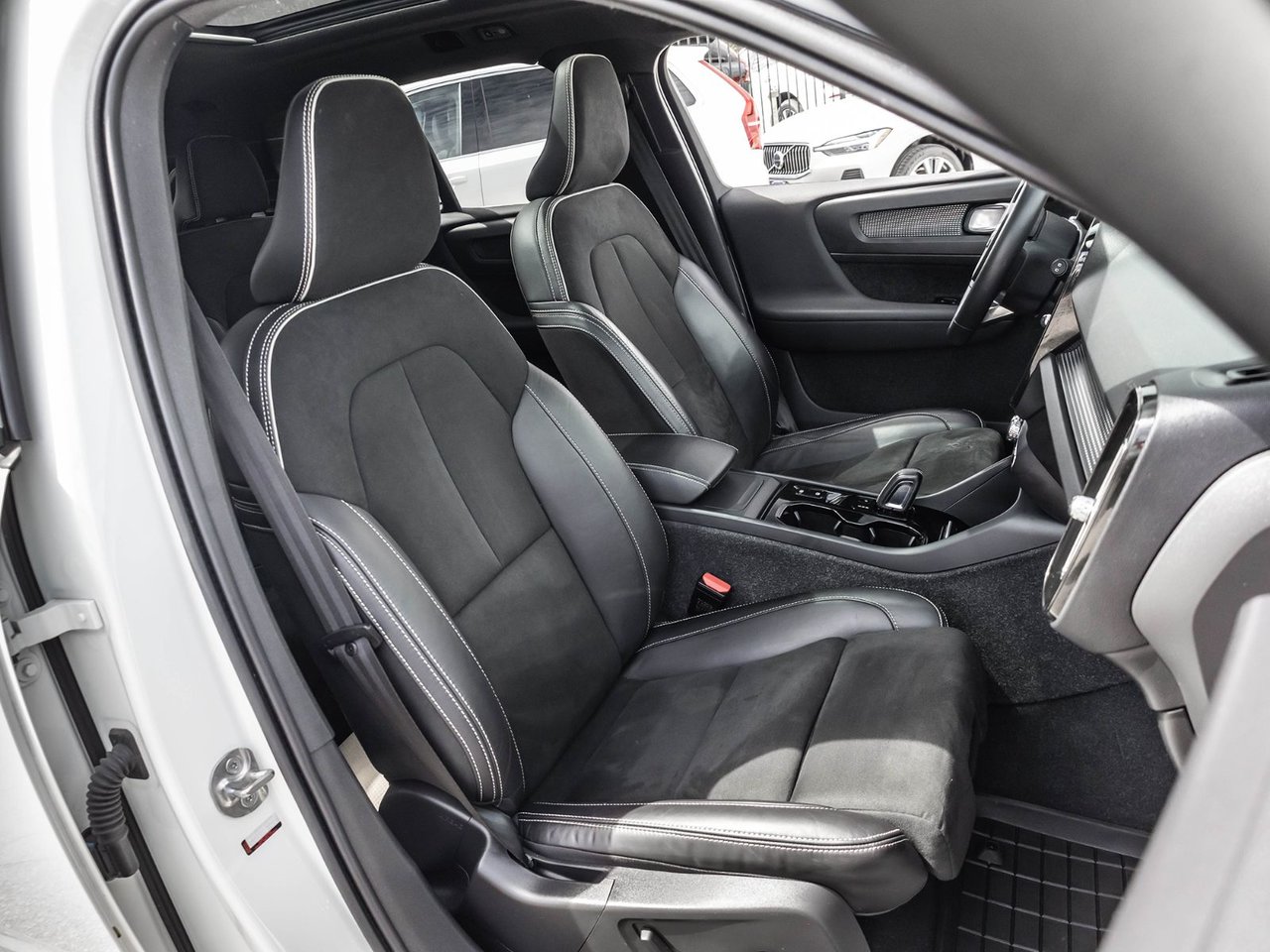 2022 Volvo XC40 R-Design-25