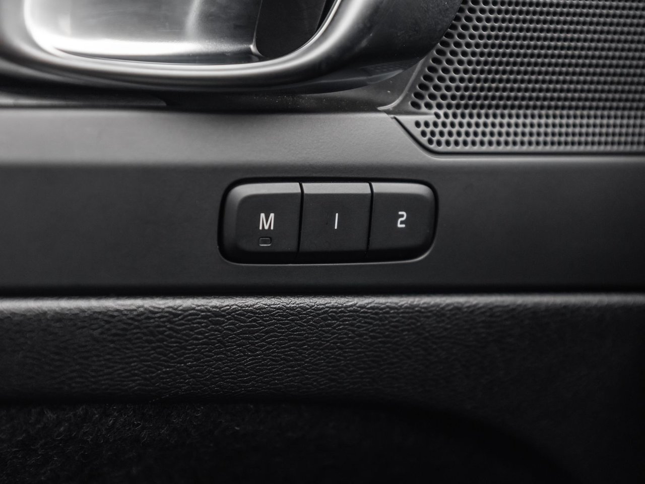 2025 Volvo XC40 Core Bright Theme-13