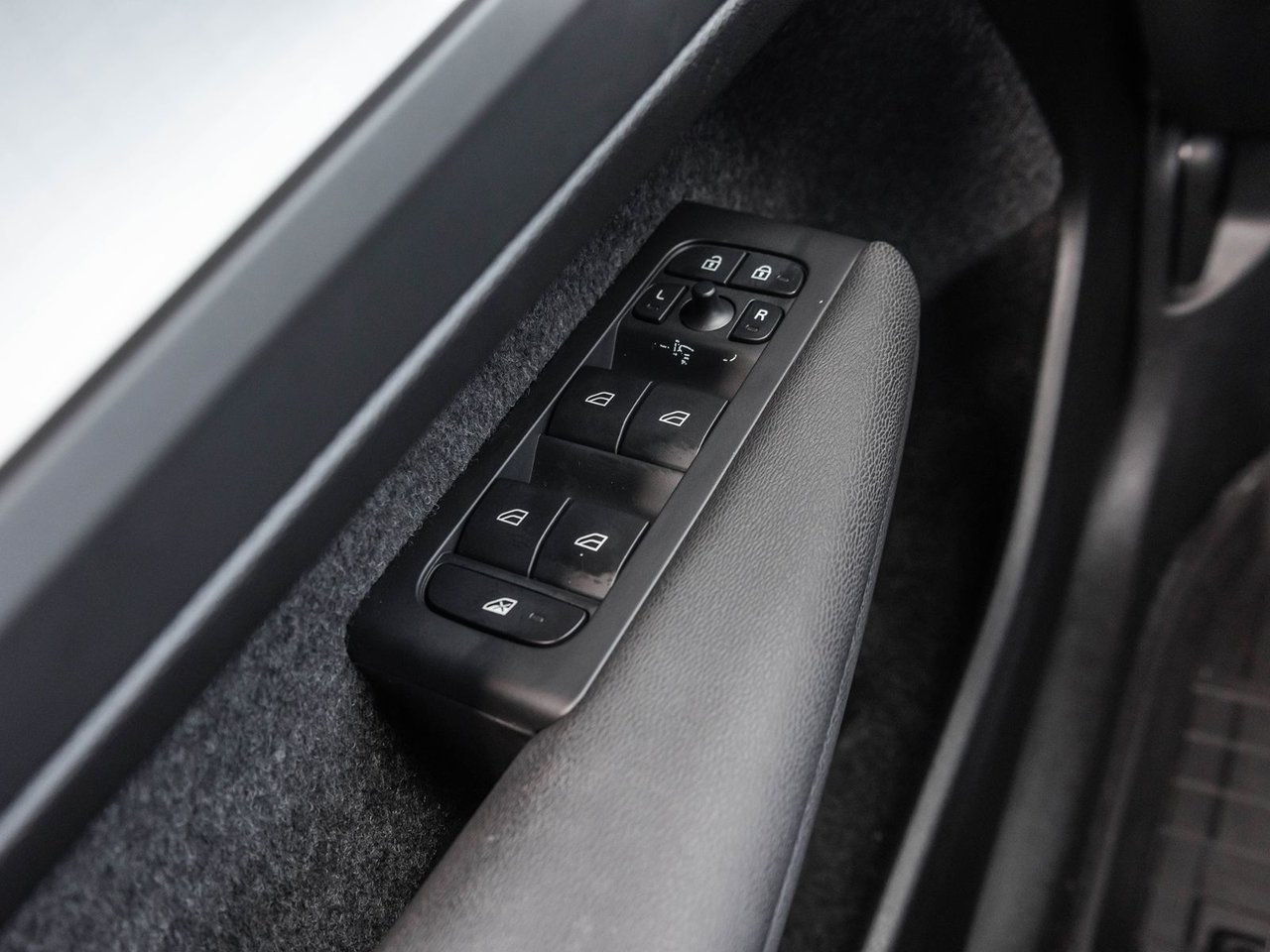 2025 Volvo XC40 Core Bright Theme-15