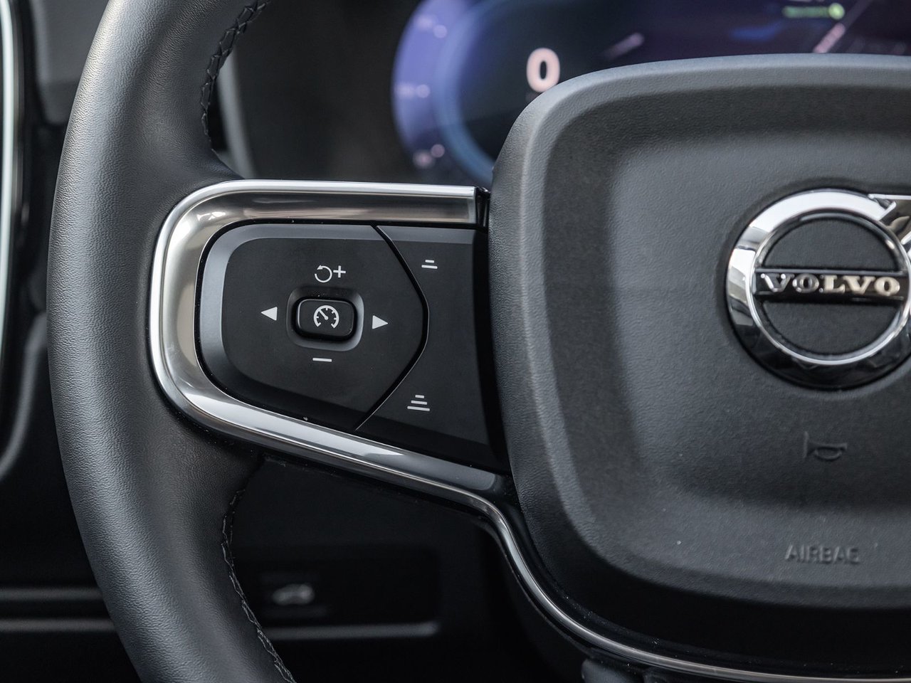 2025 Volvo XC40 Plus Dark Theme-10