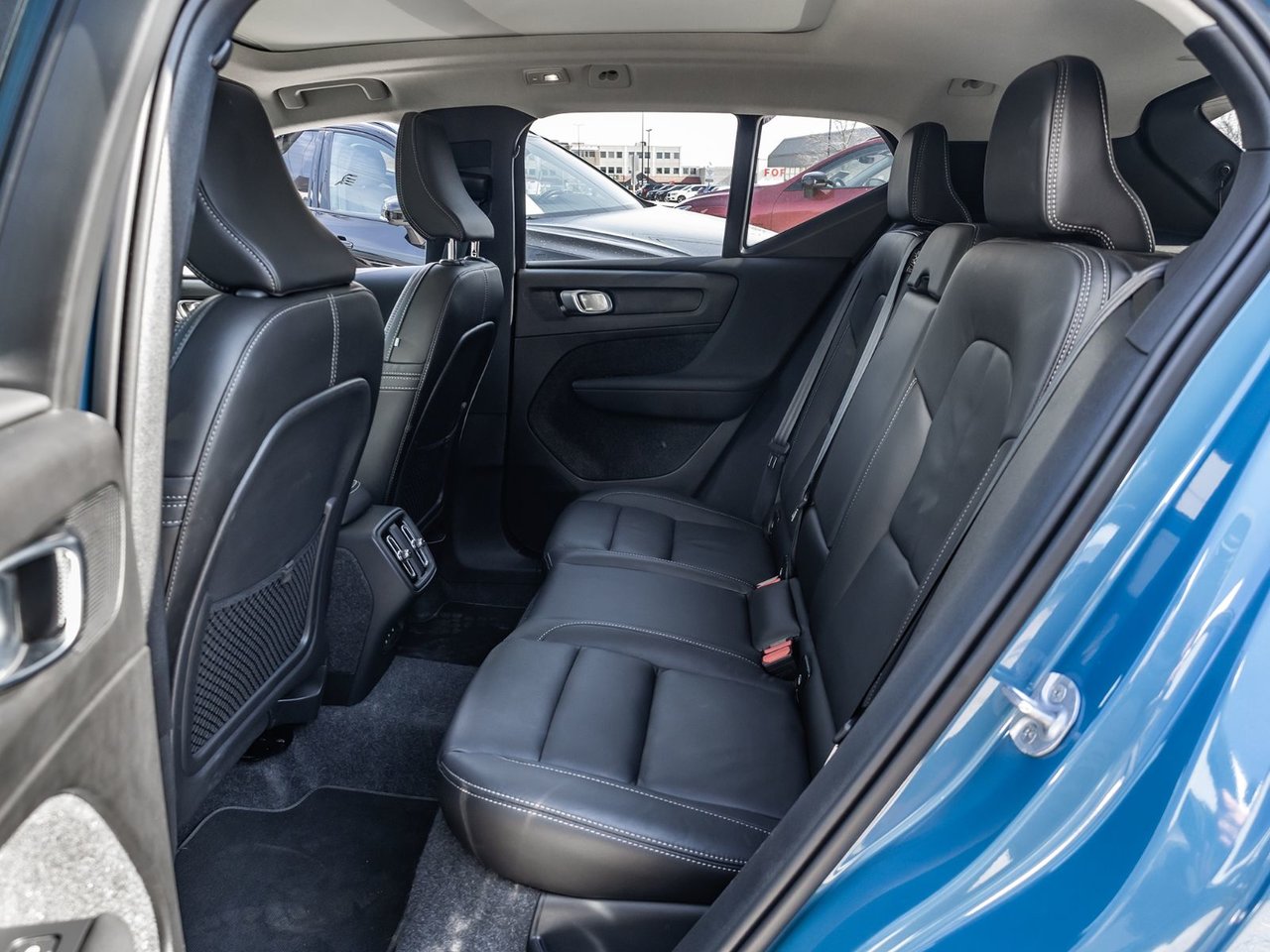 2025 Volvo XC40 Plus Dark Theme-26