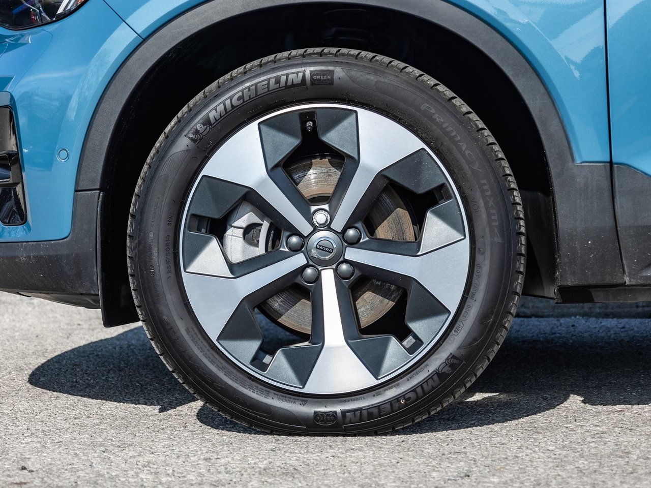 2025 Volvo XC40 Plus Dark Theme-3