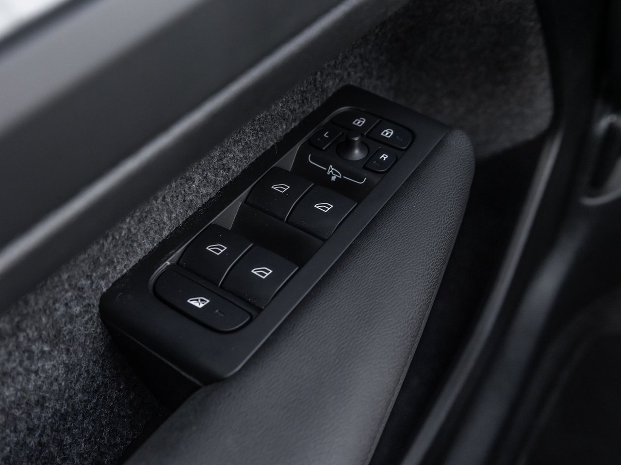 2025 Volvo XC40 Plus Dark Theme-16