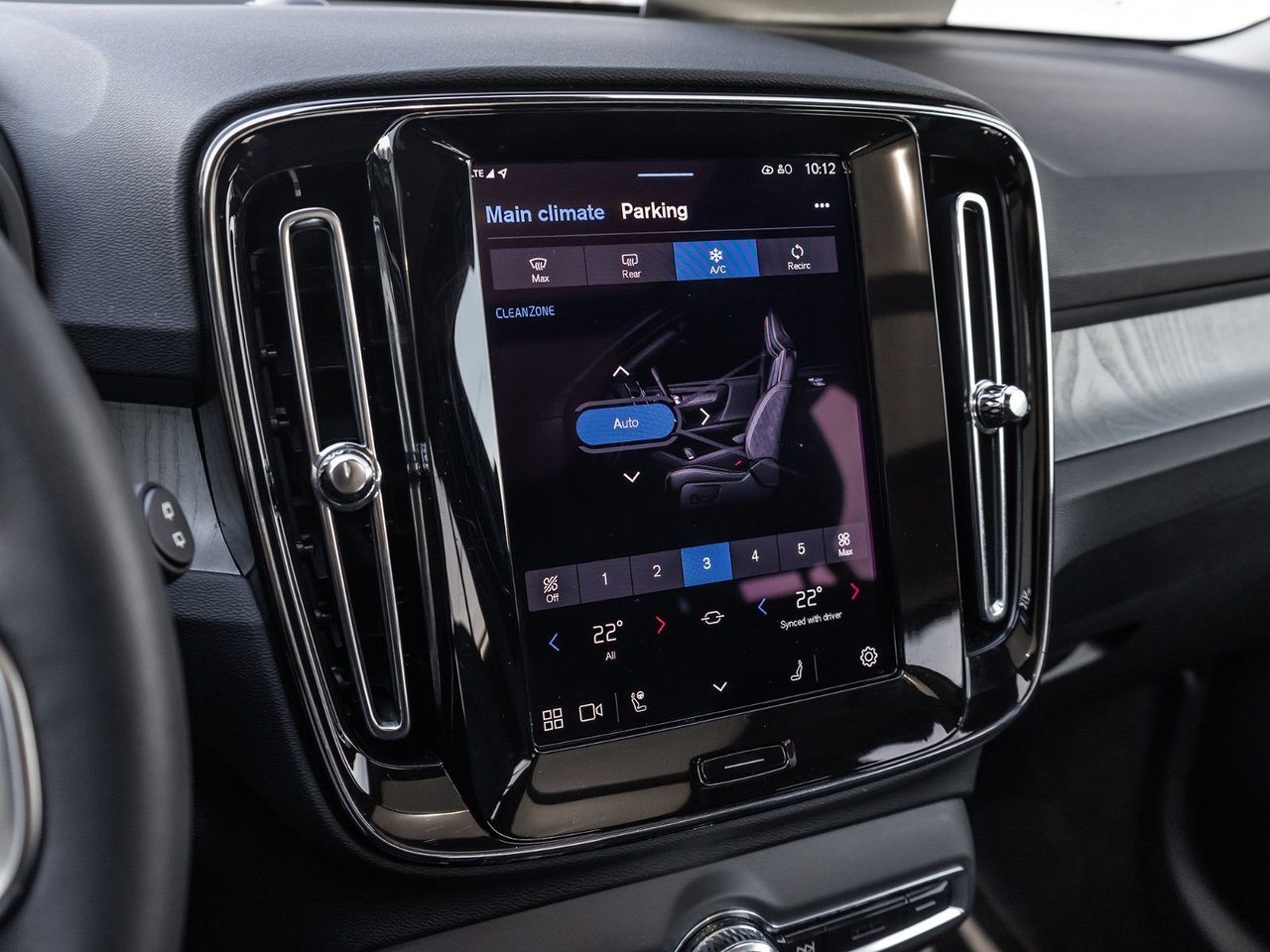 2025 Volvo XC40 Plus Dark Theme-22