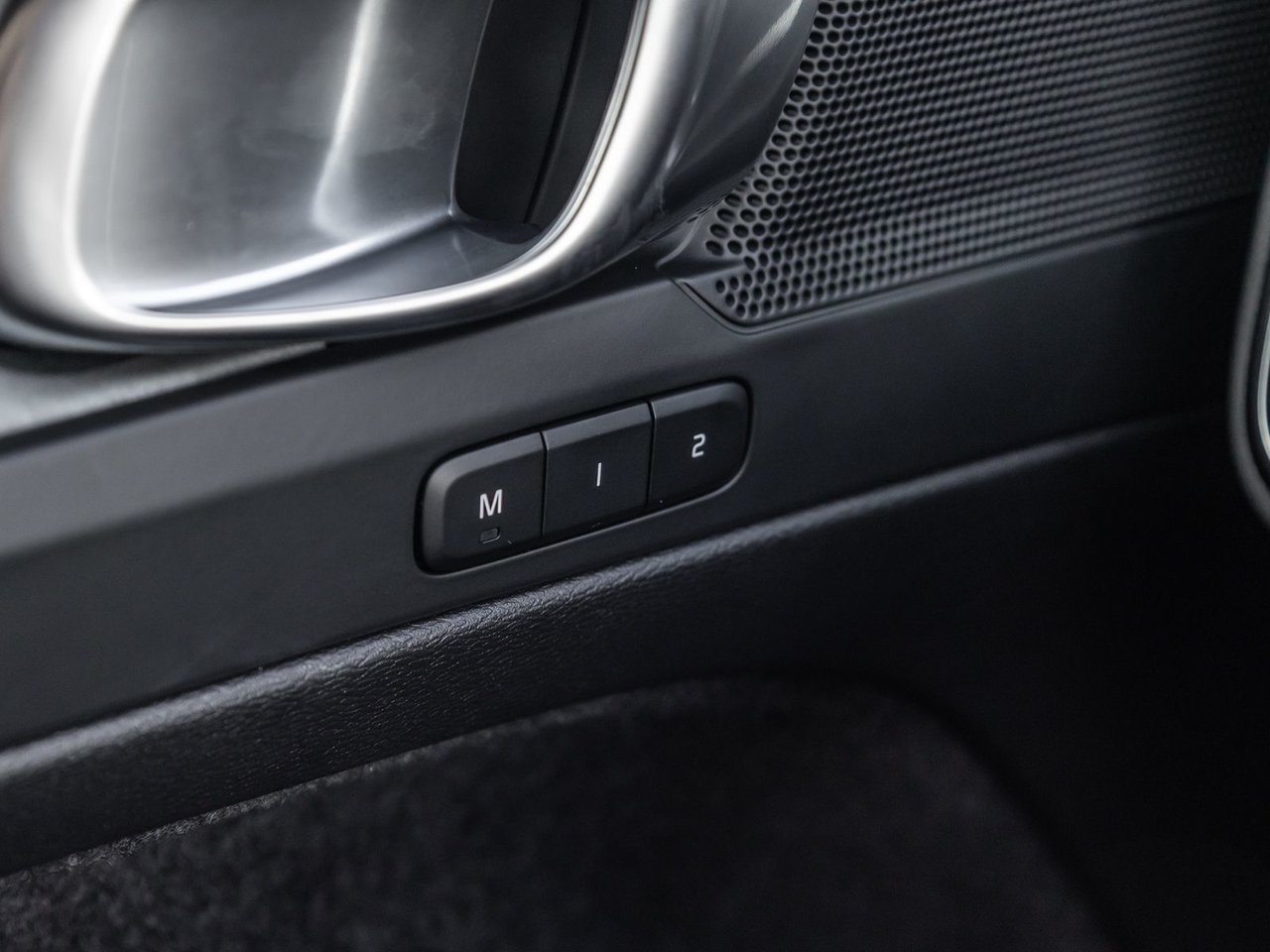 2025 Volvo XC40 Plus Dark Theme-17