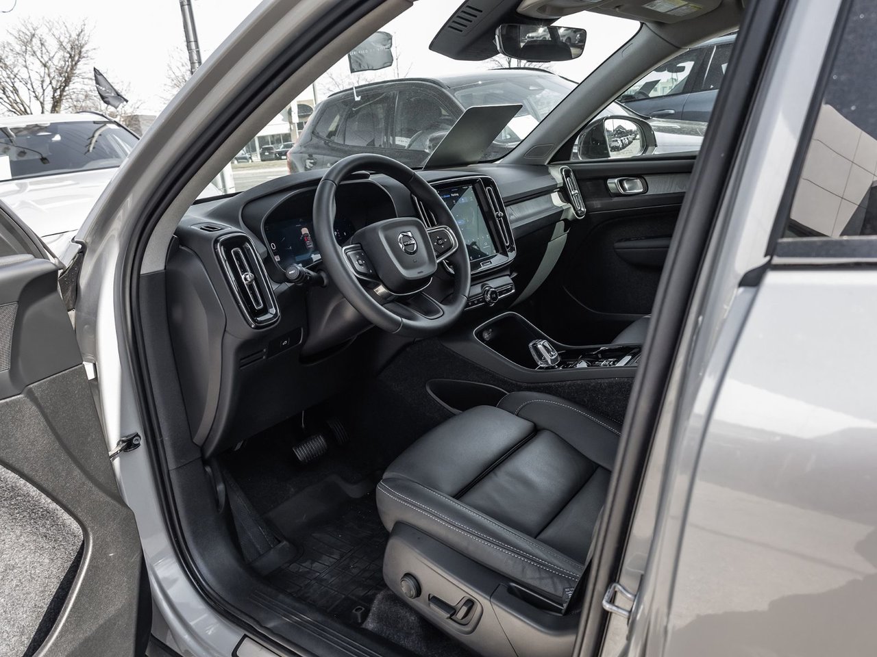 2025 Volvo XC40 Plus Dark Theme-8