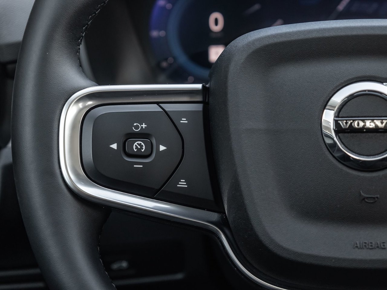 2025 Volvo XC40 Plus Dark Theme-10